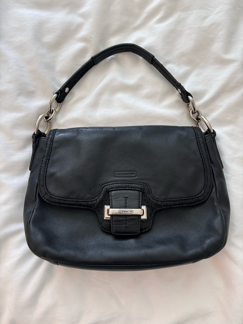 2013 Coach Taylor Flap Shoulder Bag
25206